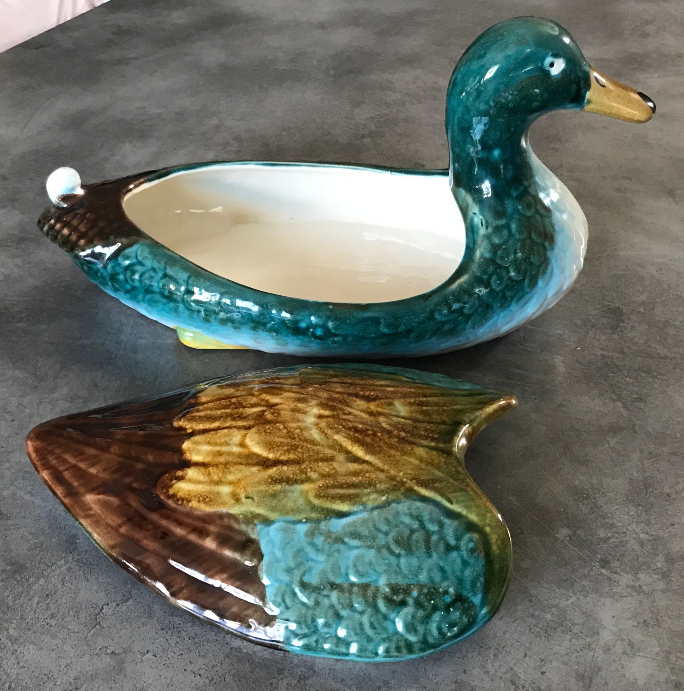 Soupière centrale, plat et couvercle en céramique émaillée polychrome, forme canard