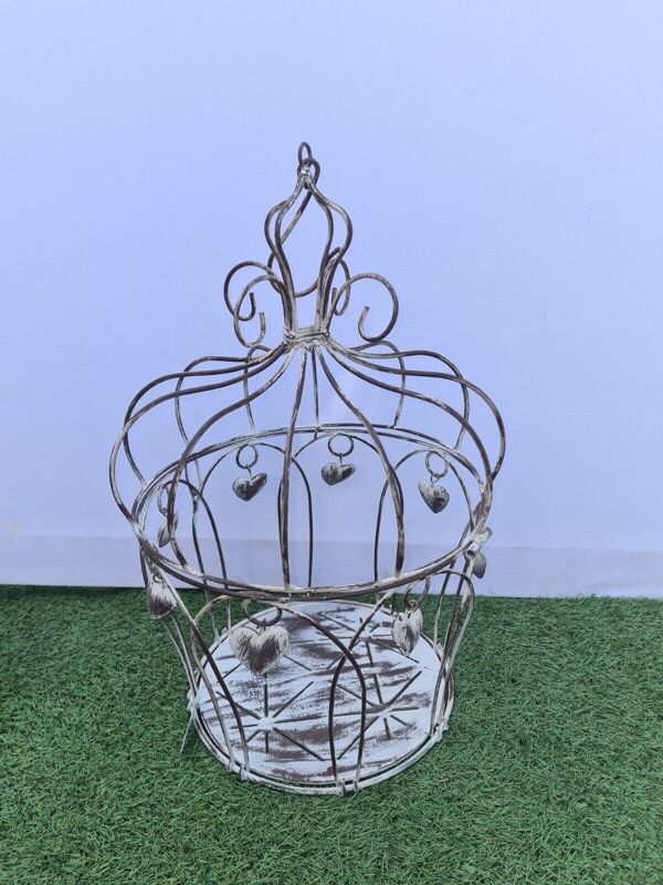 Cage à oiseaux décorative avec des coeurs en fer
