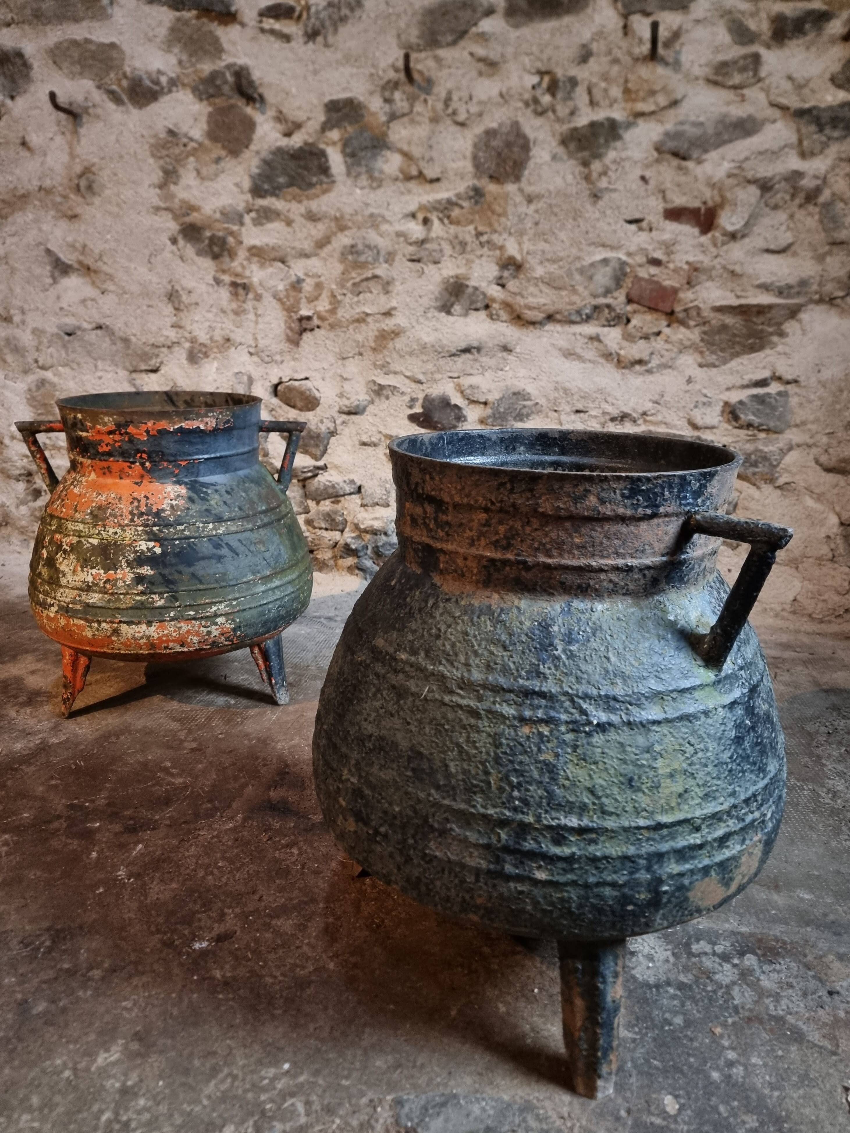 Ensemble d'anciens pots en fonte (chaudrons), France, 1880–1900