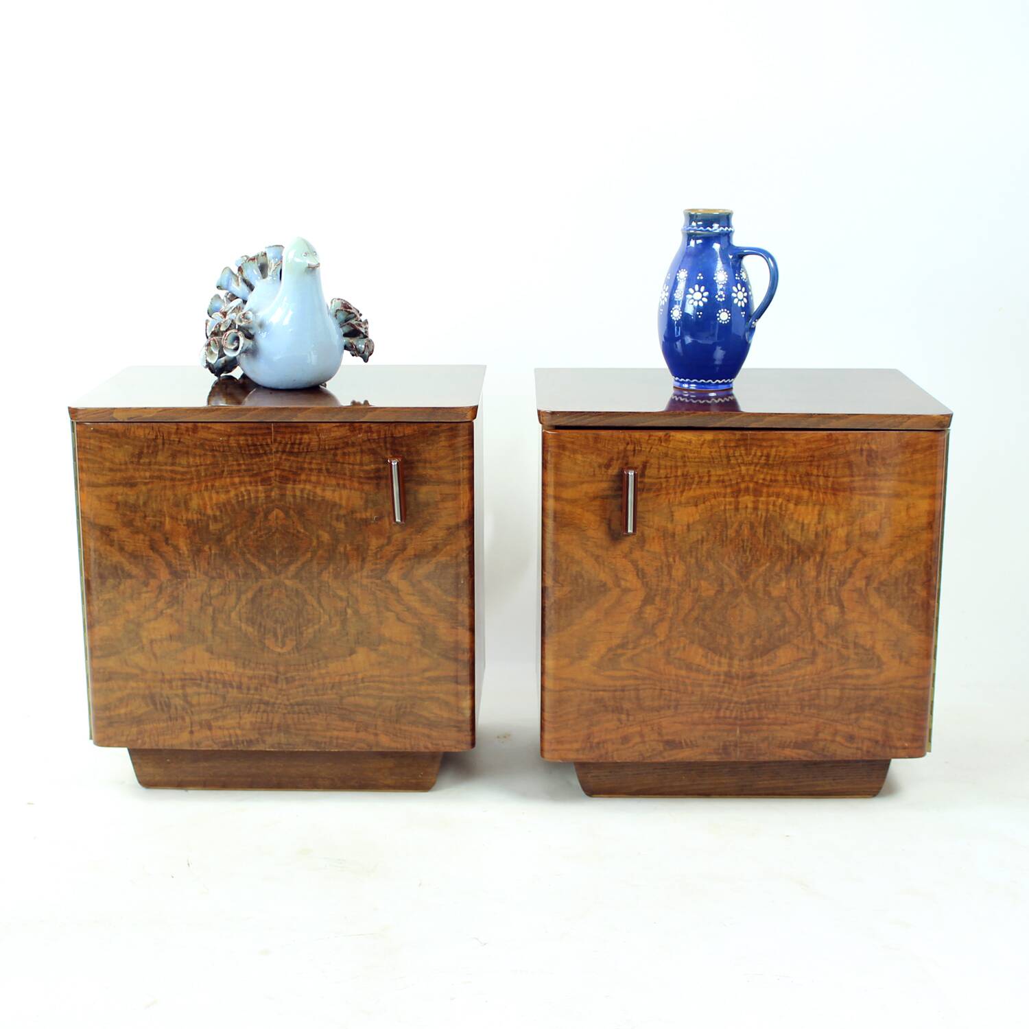 Tables de chevet cubiques du milieu du siècle en noyer, Tchécoslovaquie, années 1960, lot de 2