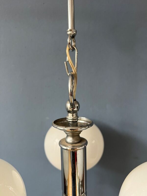 Lustre en verre opalin blanc du milieu du siècle avec cadre chromé
