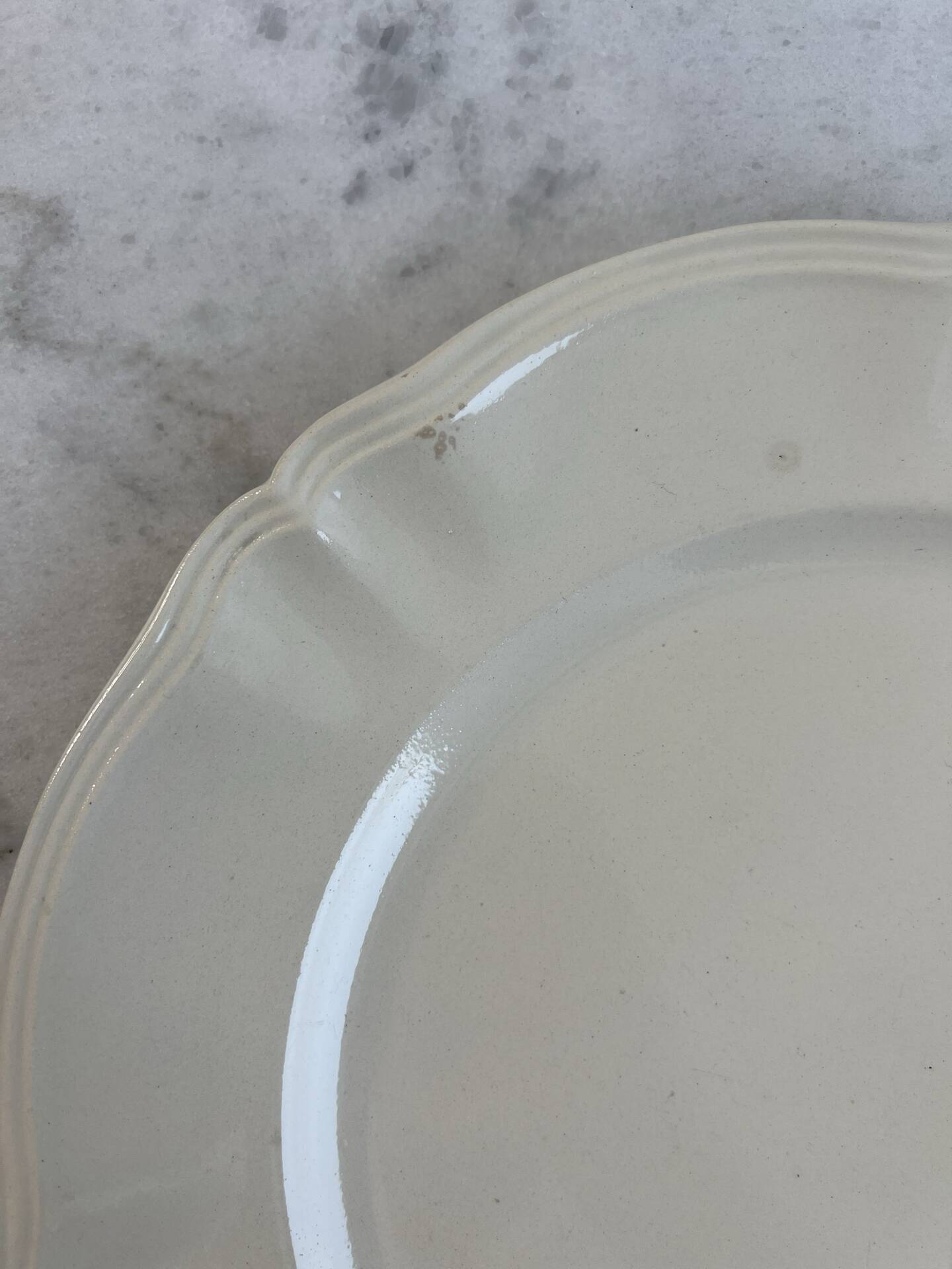 Sarreguemines Digoin — Ivory presentation plate, scalloped edge
