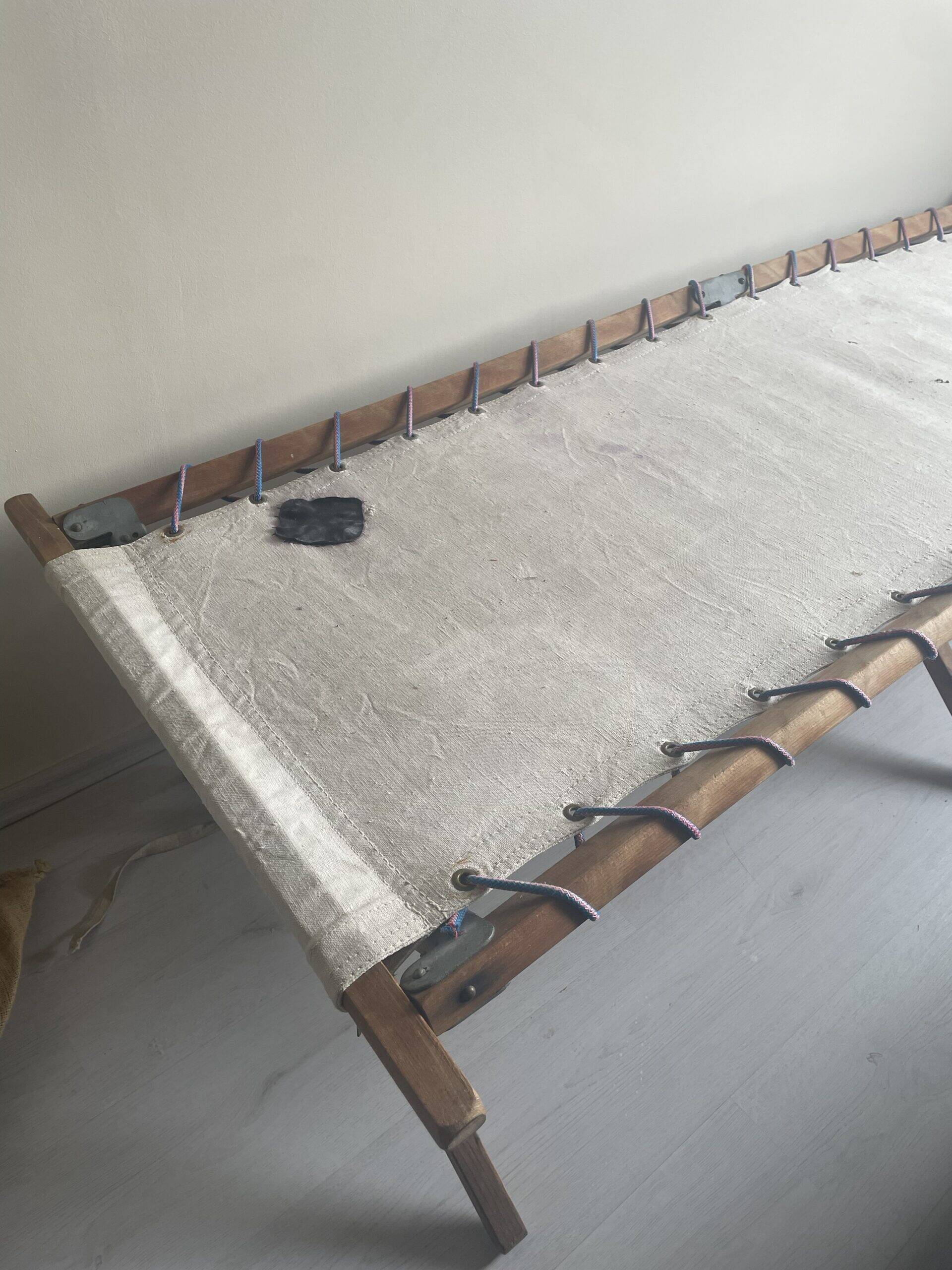 Camp bed / folding bed