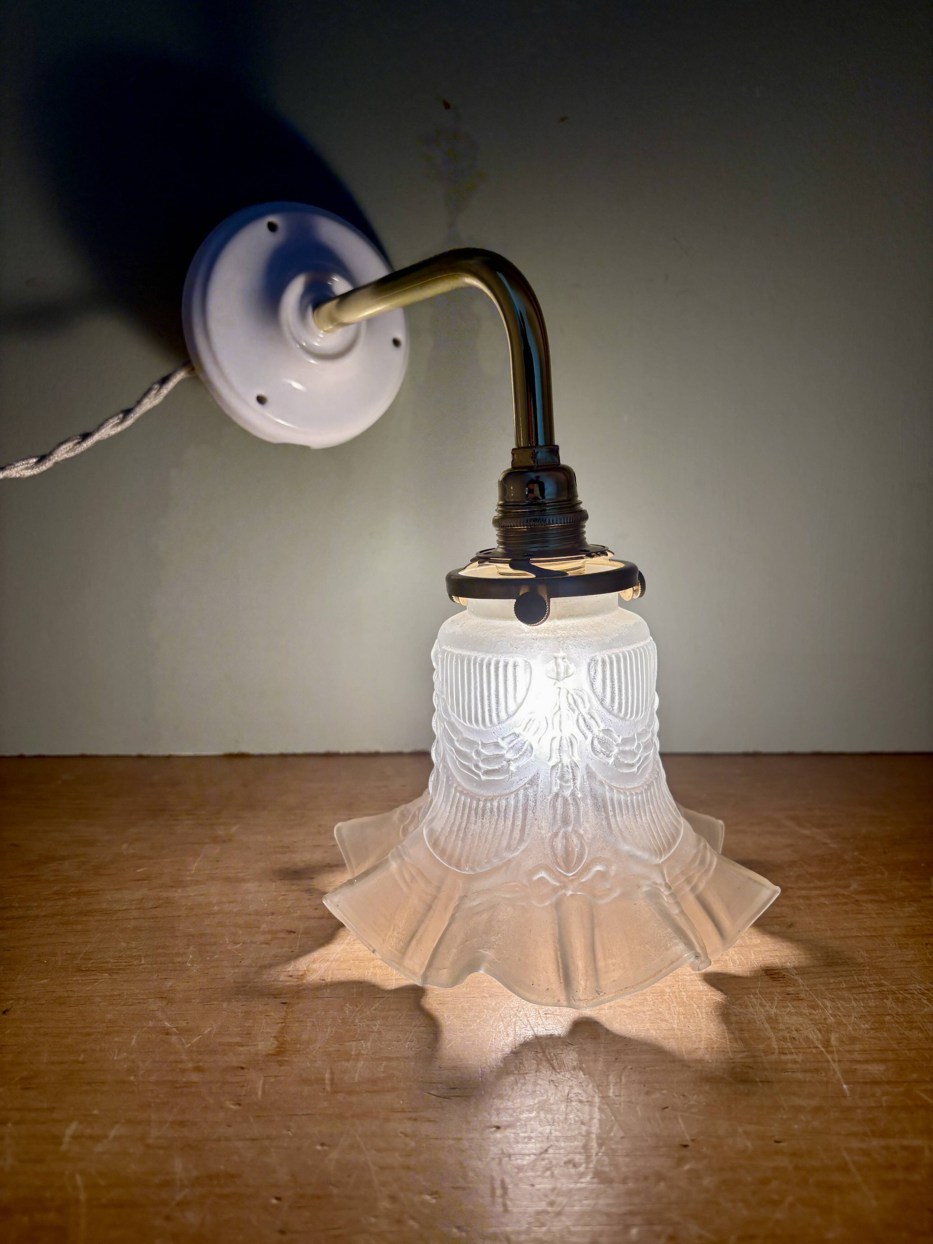 Vintage tulip gold elbow wall lamp in frosted glass