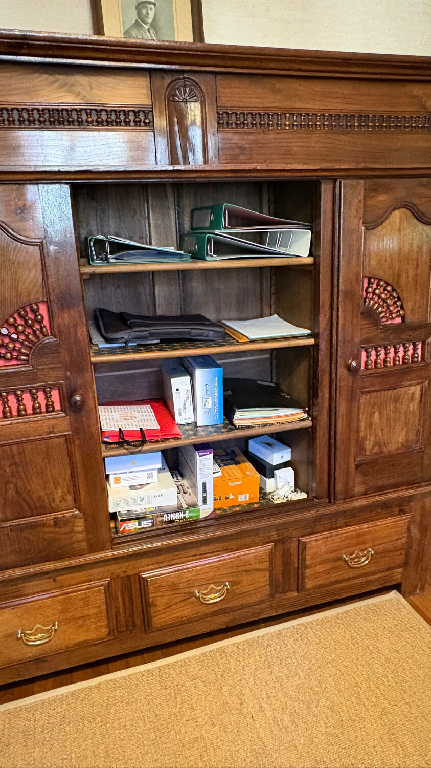 Breton closed bed library