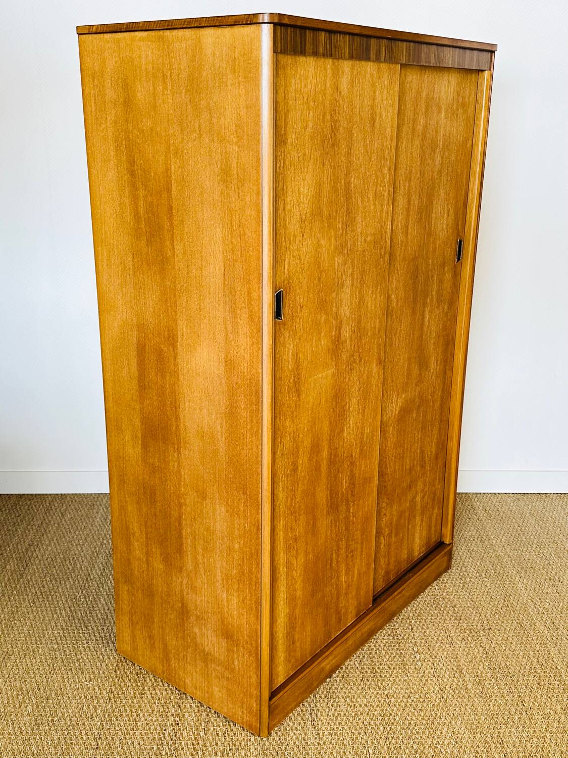 Vintage Austinsuite 1960s wardrobe