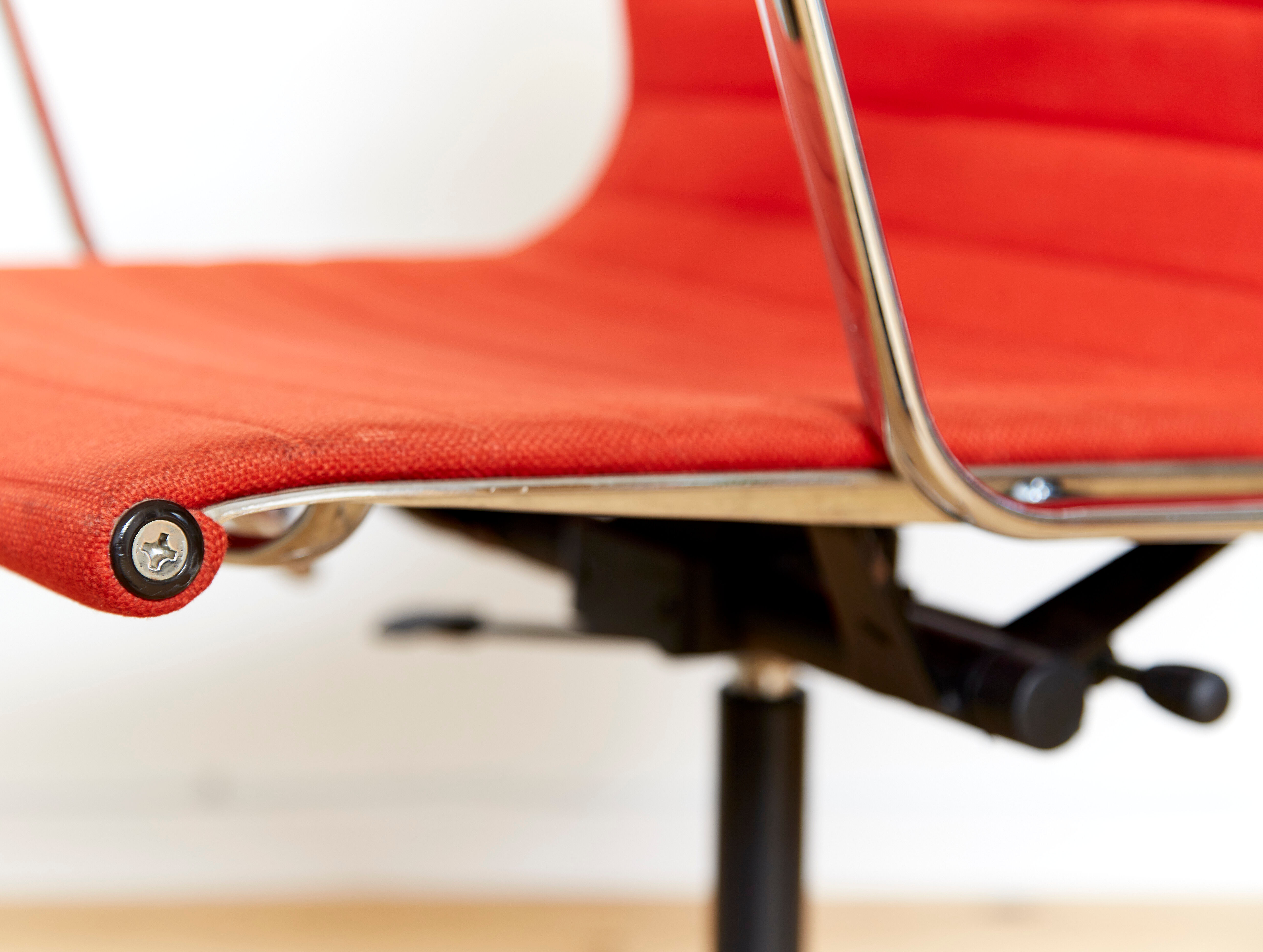 Charles & Ray Eames Bürostuhl office chair EA 117 for Vitra