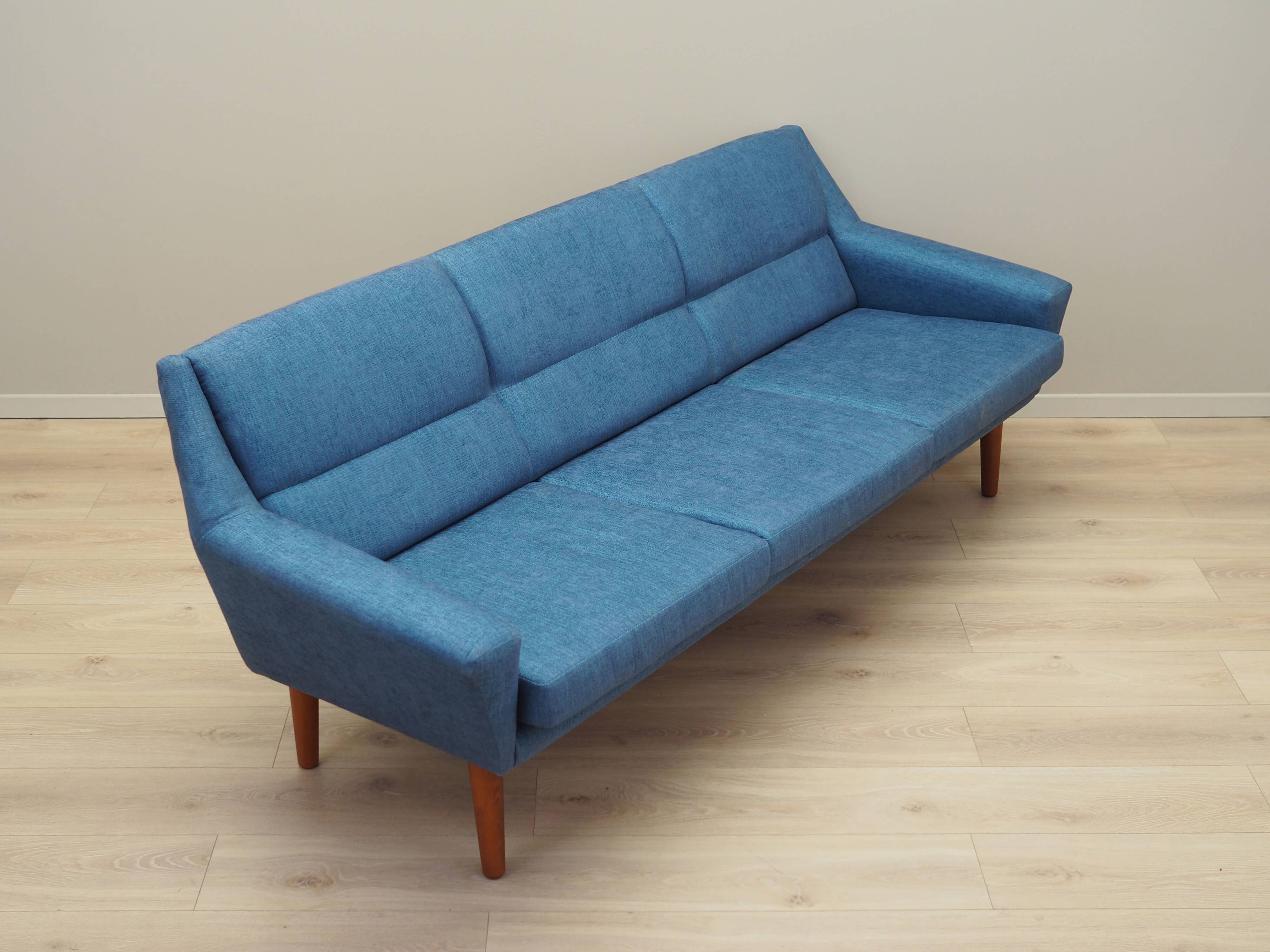 Canapé bleu, design danois, années 1990, production : Danemark