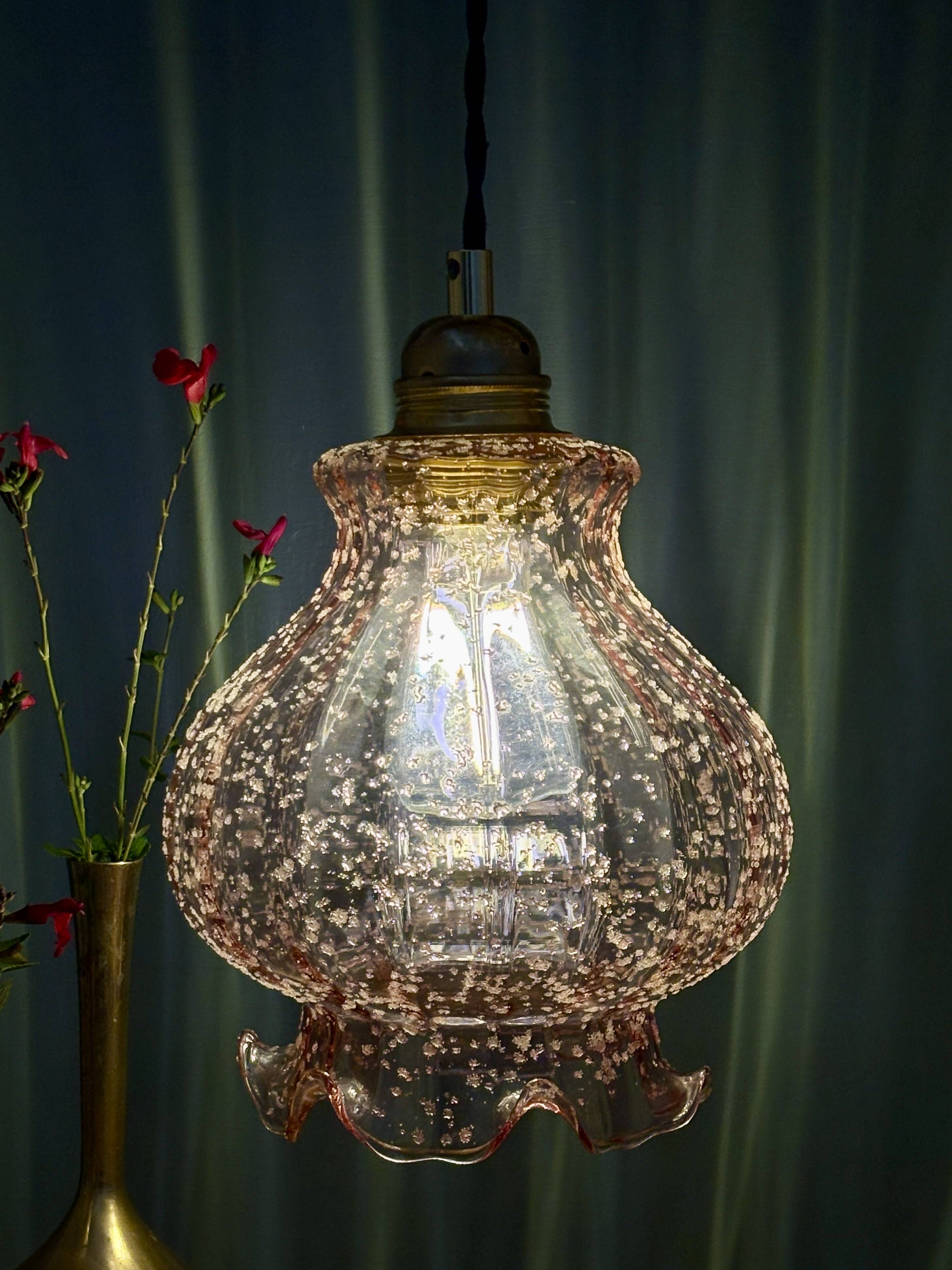 Suspension globe vintage en verre granité rose