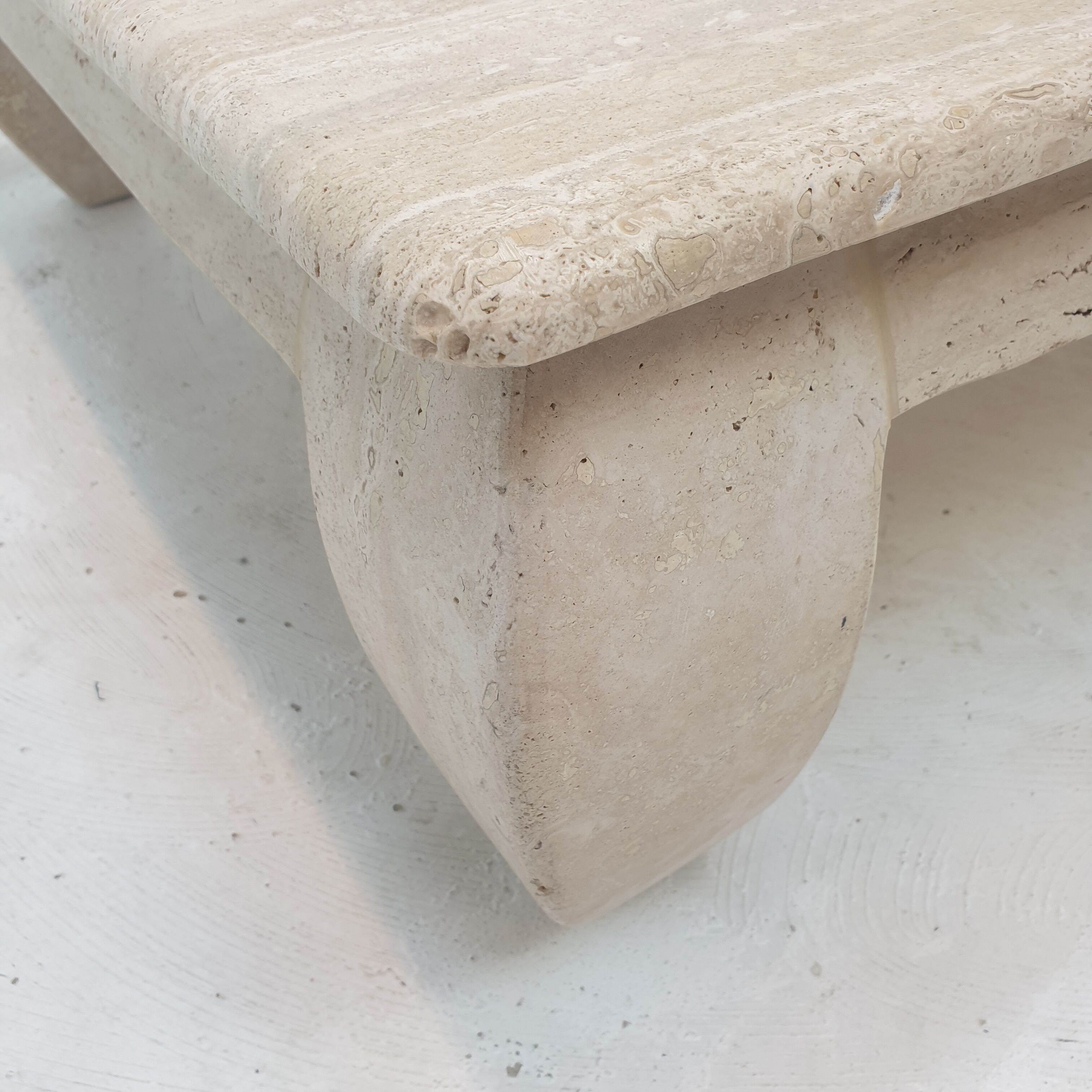 Table basse en travertin italien "Opium", années 1980.
