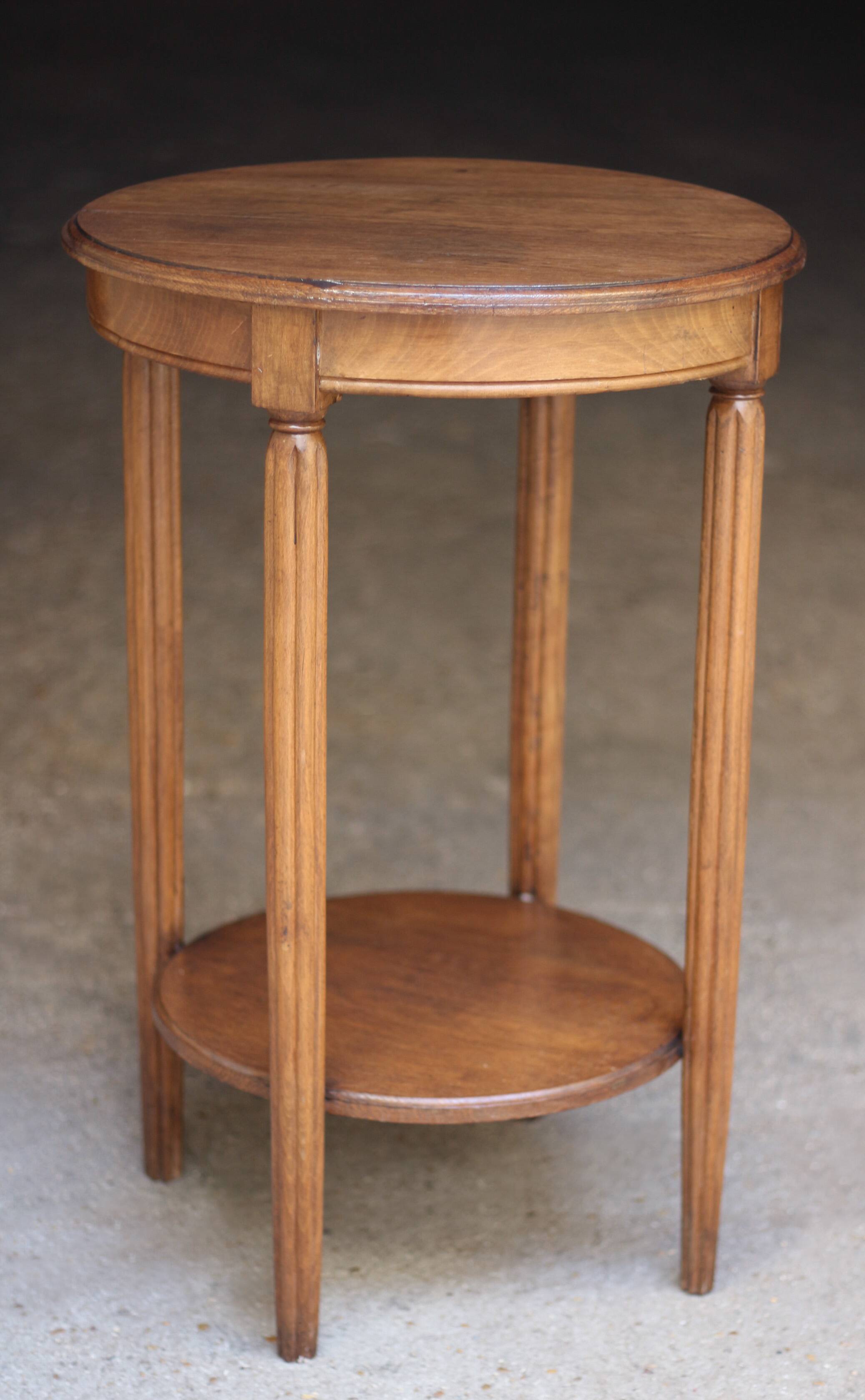 Pretty ART DECO (1920s/1930s) pedestal table or side table in oak.