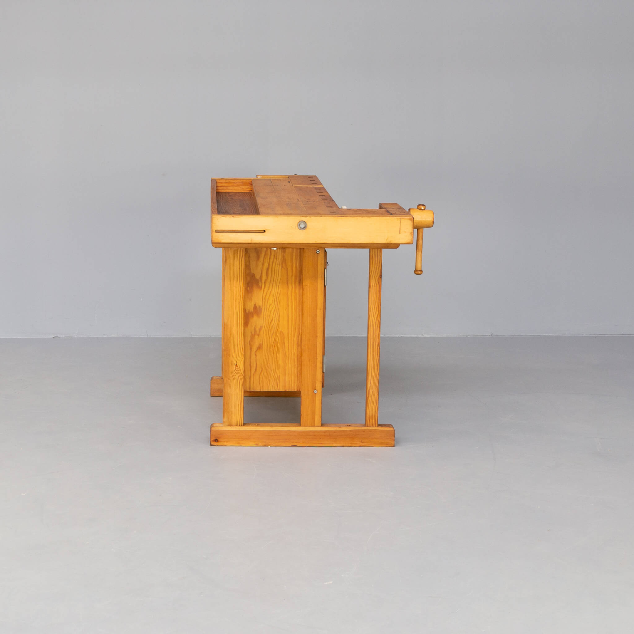 Sjoberg wooden workbench with drawers and 1 door cabinet