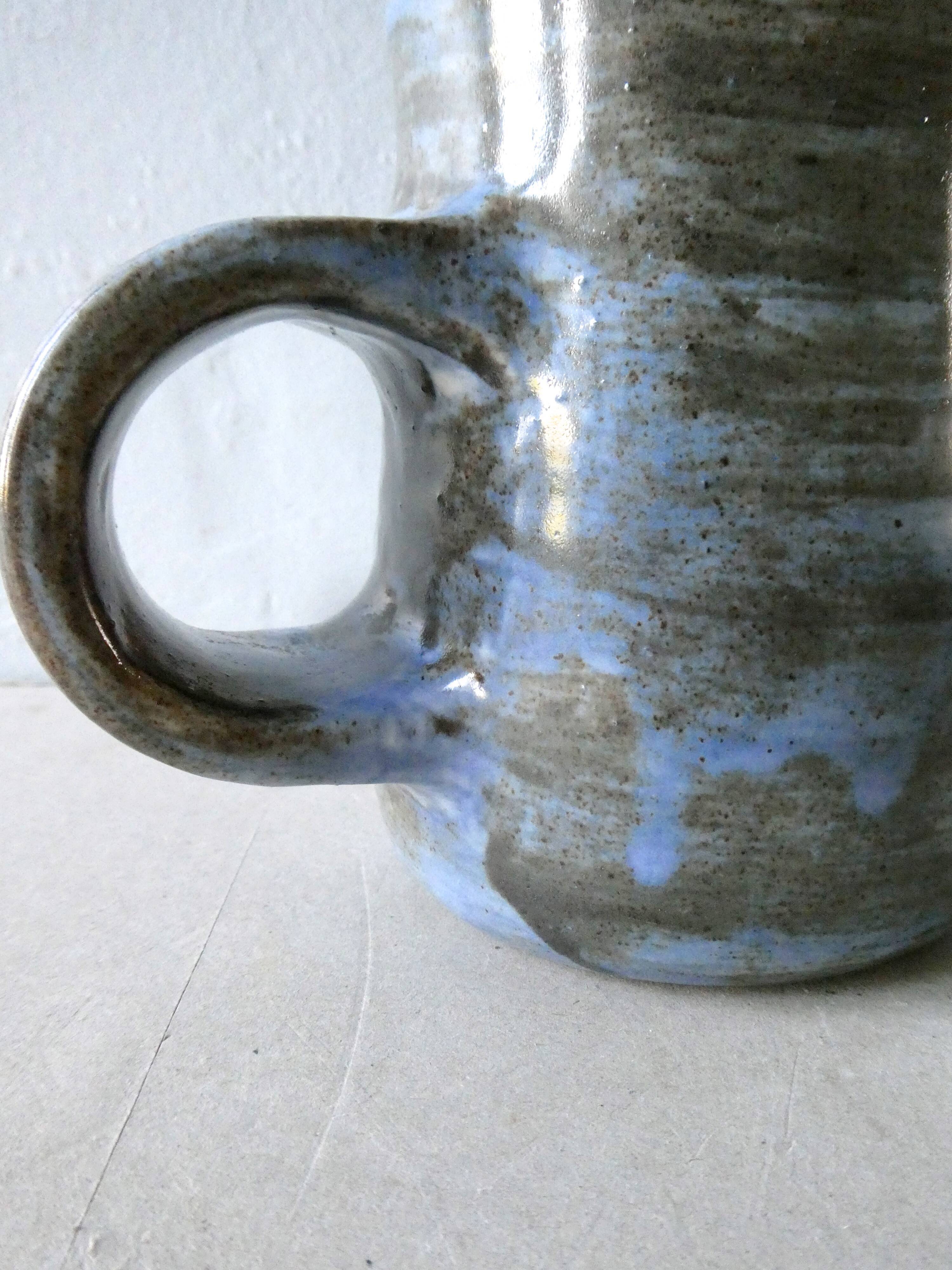 Pichet en grès émaillé bleu signé Atelier Palègre années 70