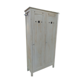 Wooden cloakroom from the late 19th century