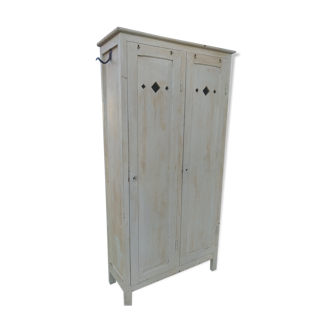Wooden cloakroom from the late 19th century