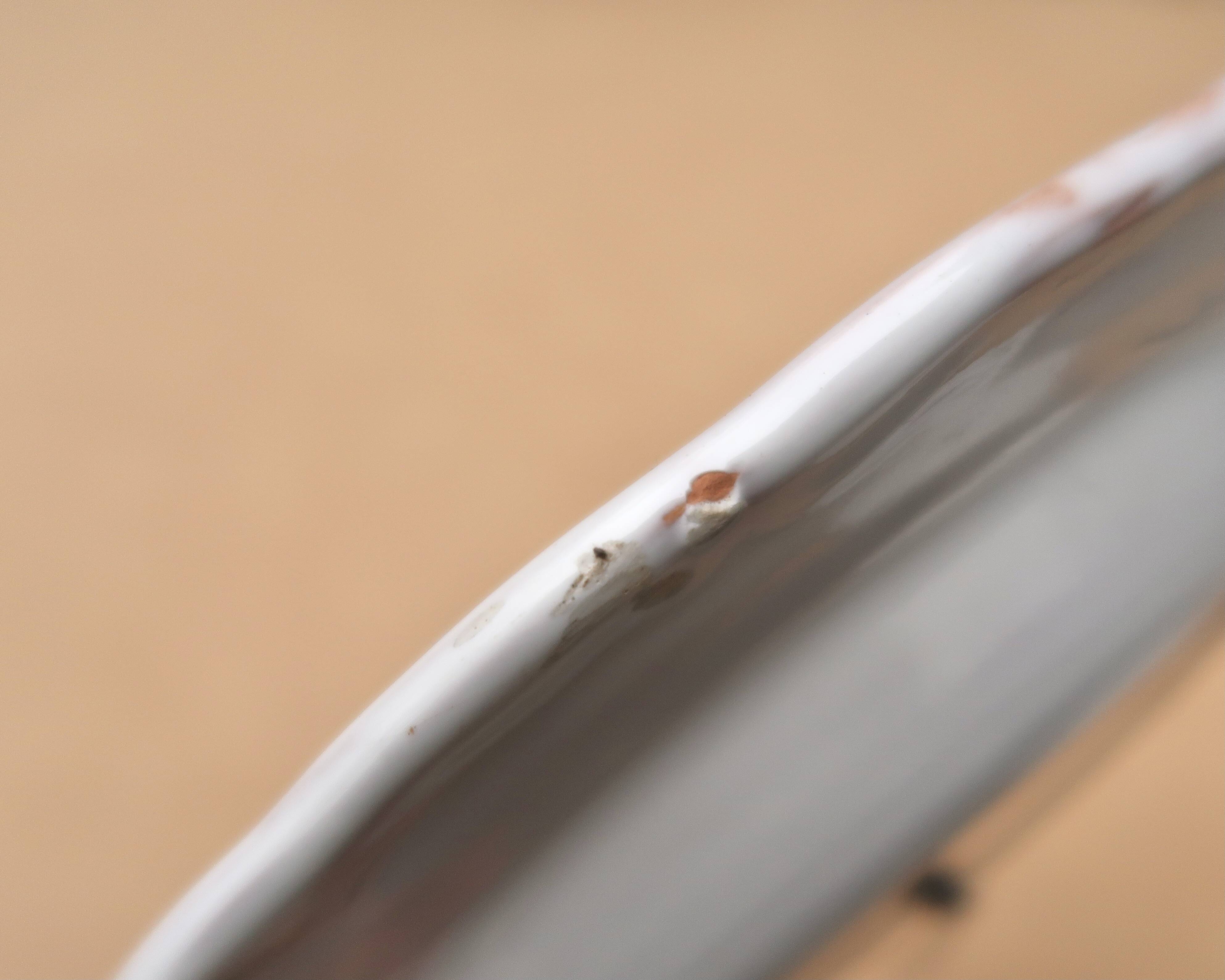 Assiette creuse en faïence de Moustiers décorée d'un oiseau, XIXe