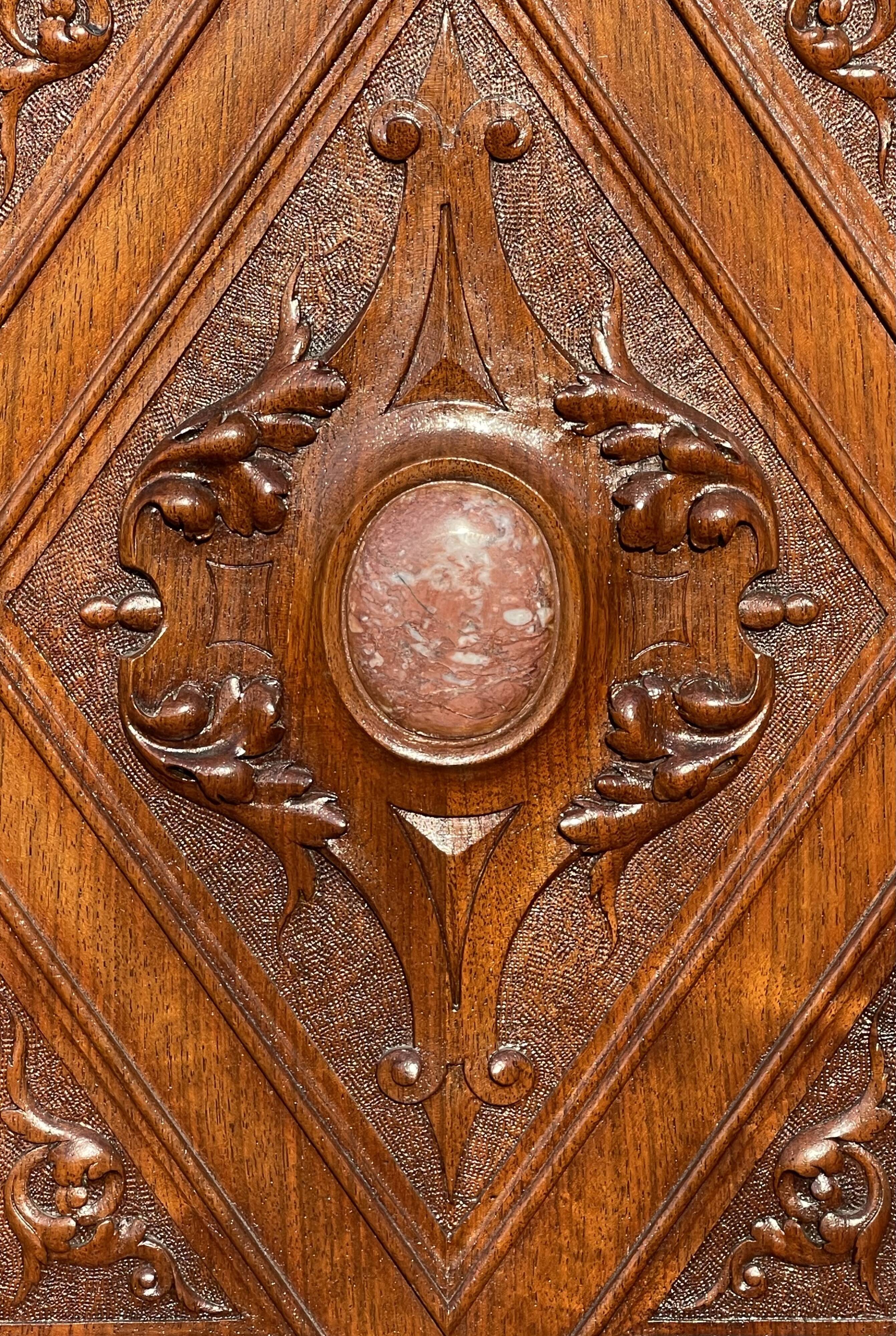 Cabinet en noyer avec incrustations de marbre style renaissance