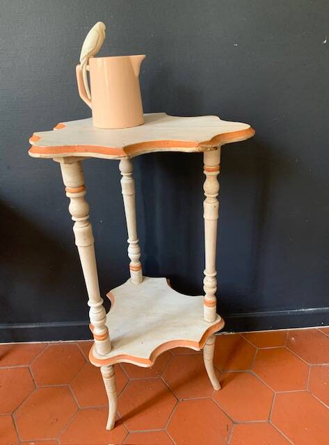 Sellette 1900 en bois découpé peint en blanc