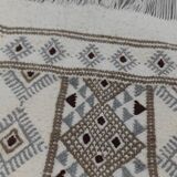 Tapis blanc à motifs berbères tissé mains