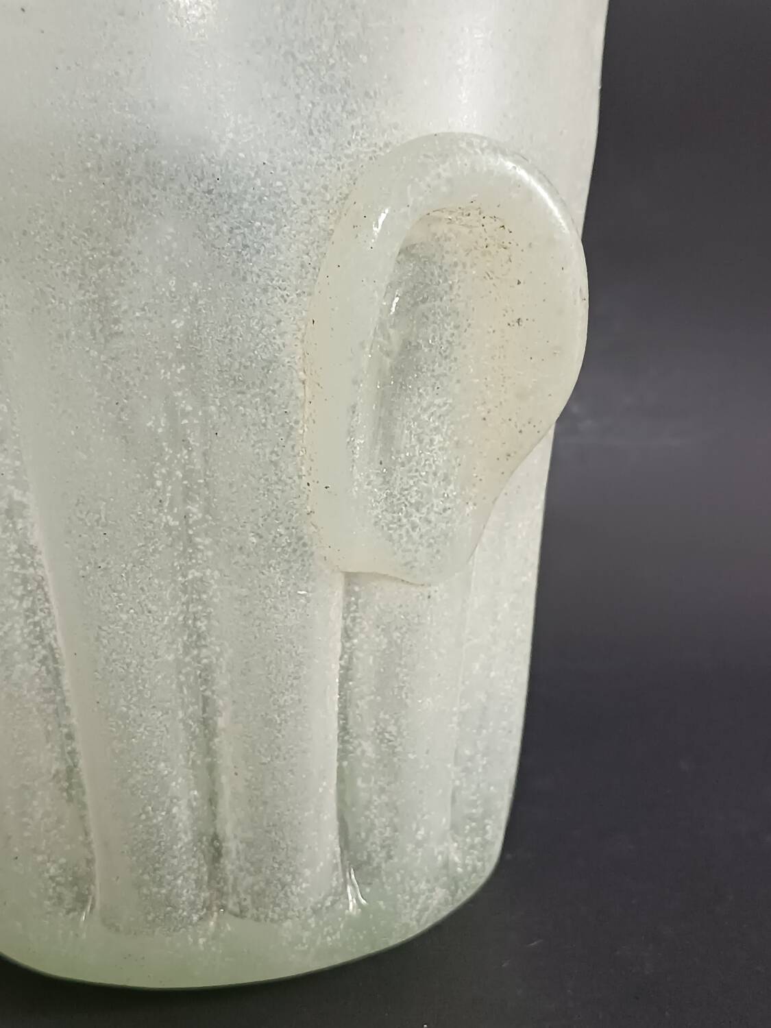 Beige fluted ear-shaped glass paste bucket