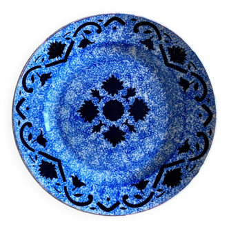 Decorative plate manufactured by Gien Bleue