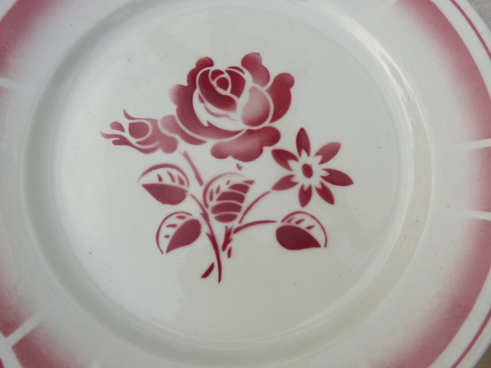 Plat de service art déco Badonviller fleurs rouge