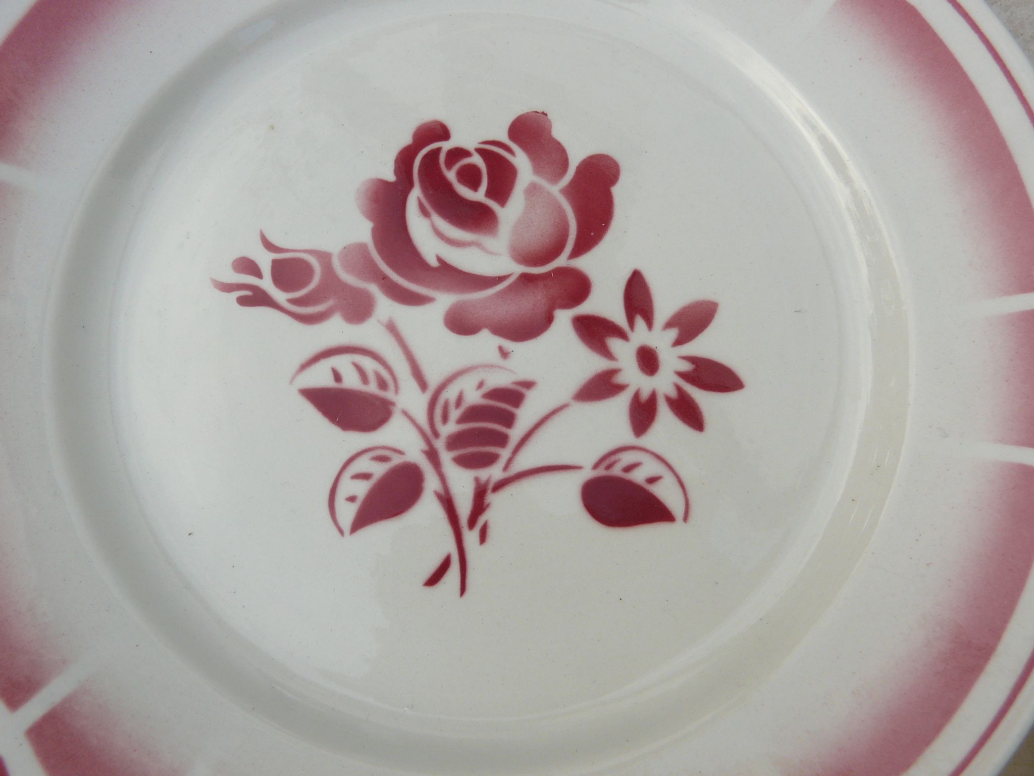 Plat de service art déco Badonviller fleurs rouge