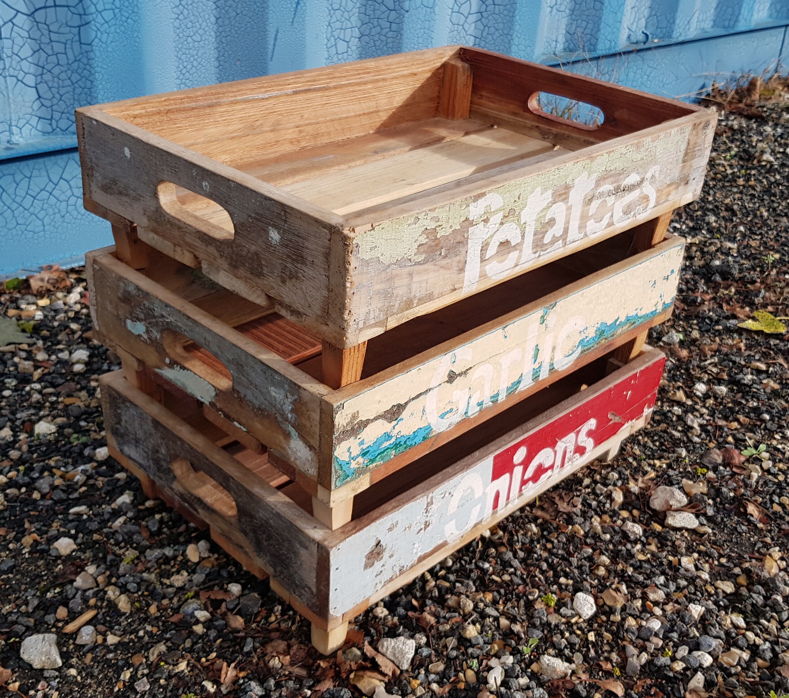 Set of 3 stackable vegetable trays