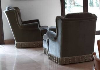 Living room set consisting of 1 three-seater sofa, 2 armchairs, and 2 footrests.