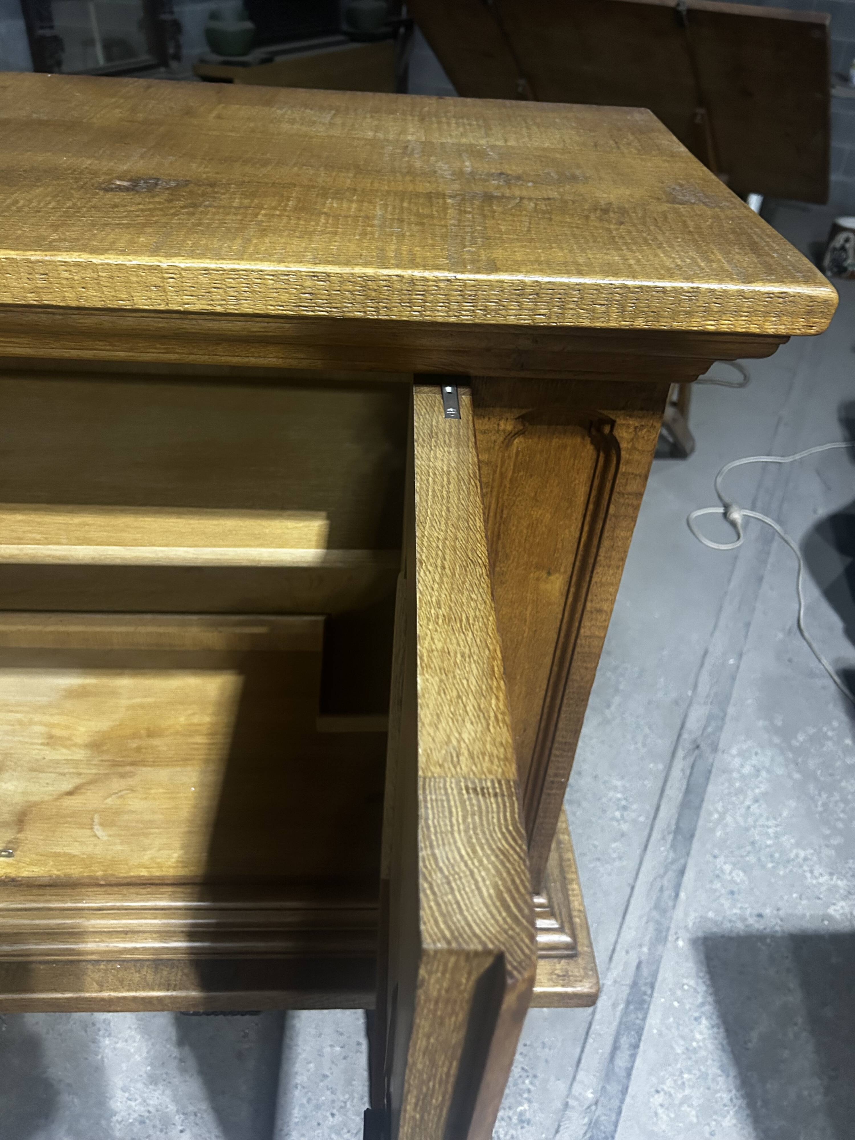 Meuble bas en chêne massif clair, 1940