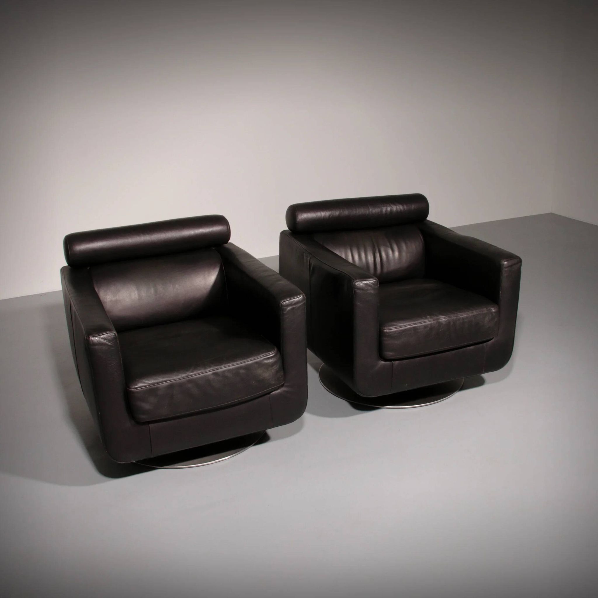 Italian modern leather swivel lounge chair steel by Natuzzi, Italy 1970
