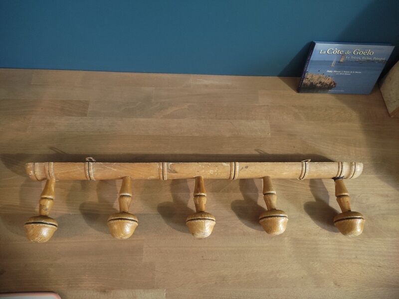 Coat rack in wood with 5 hooks