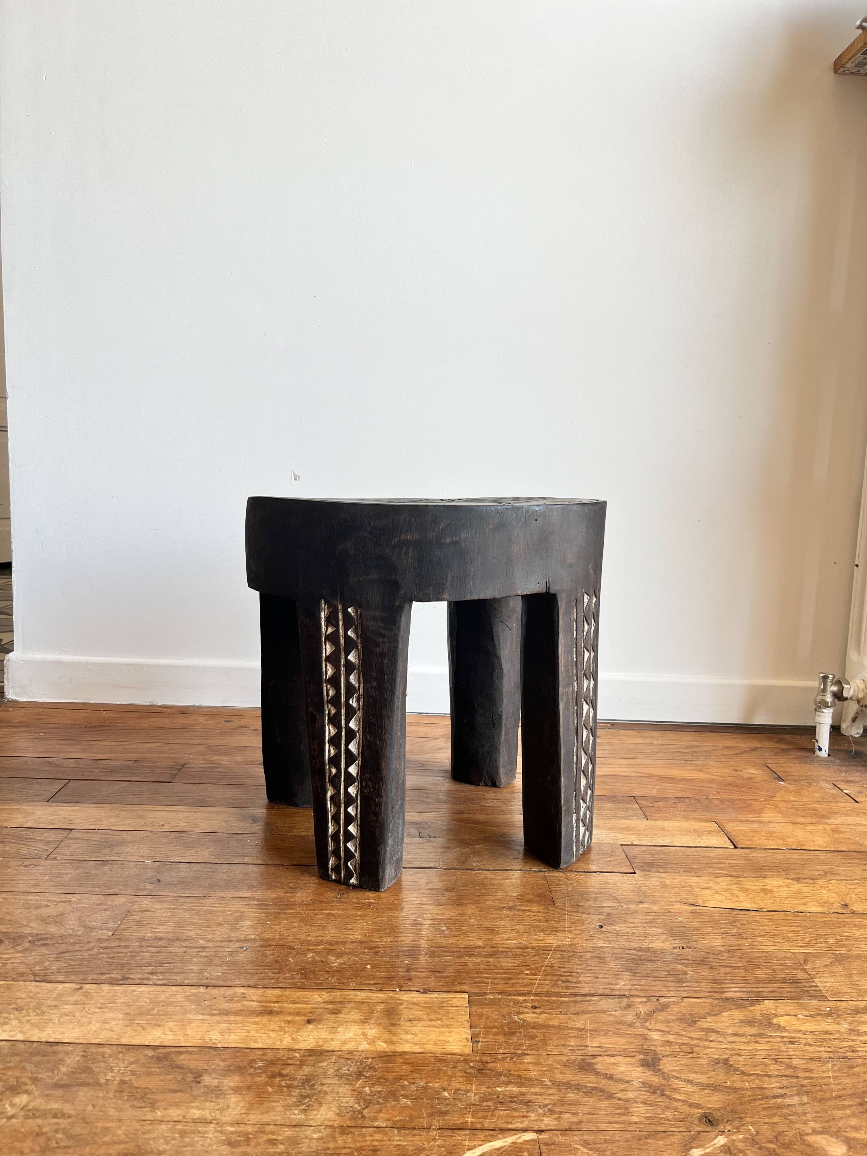 Bout de canapé tabouret massif en bois - table d'appoint- table de chevet