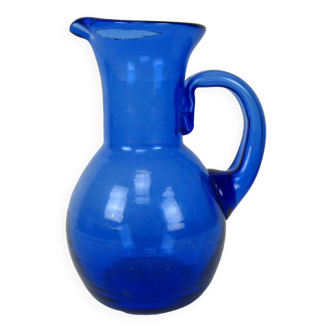 Pichet bleu en verre soufflé artisanal