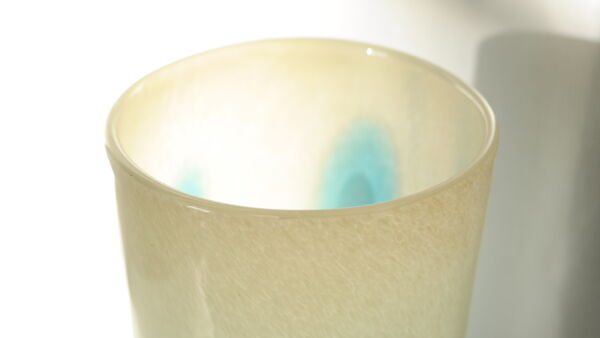 Vase tubulaire en verre soufflé bleu vintage 70's