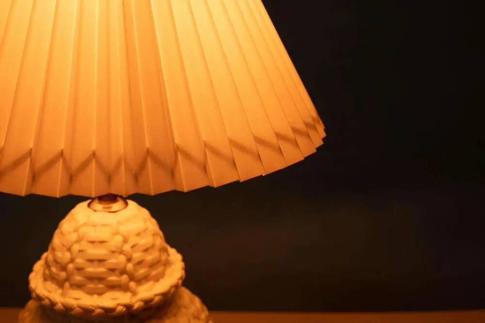 Vintage table lamp in woven ceramic Regency style.