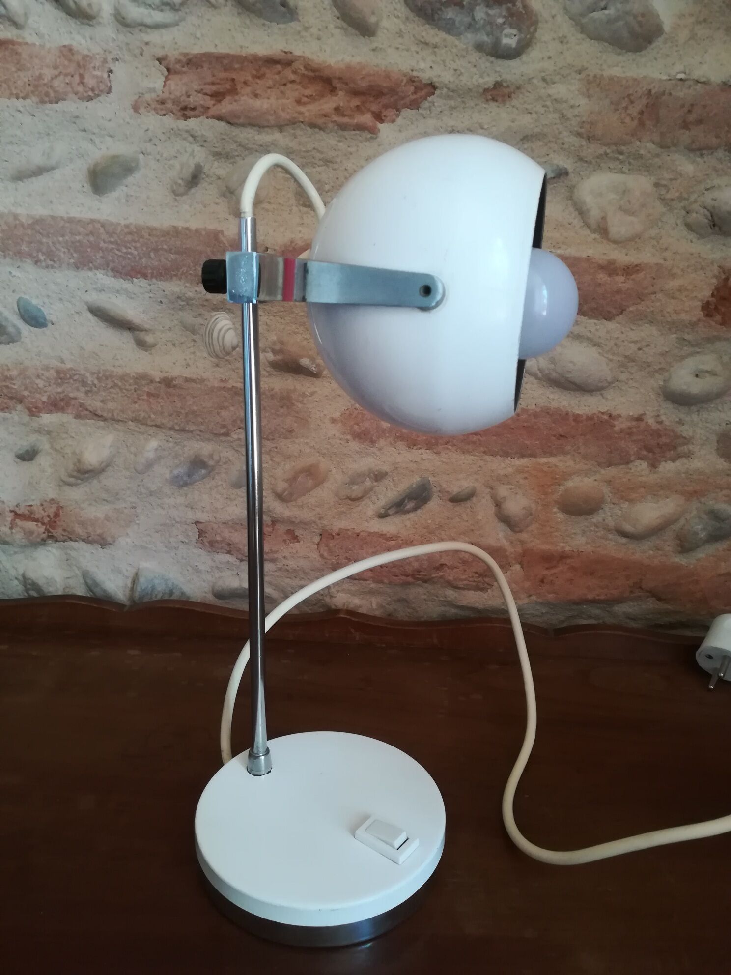 Lamp on foot eyeball