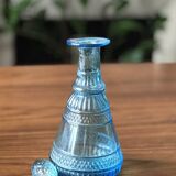 Carafe en verre bleu ciselé et son bouchon en forme de pomme de pin