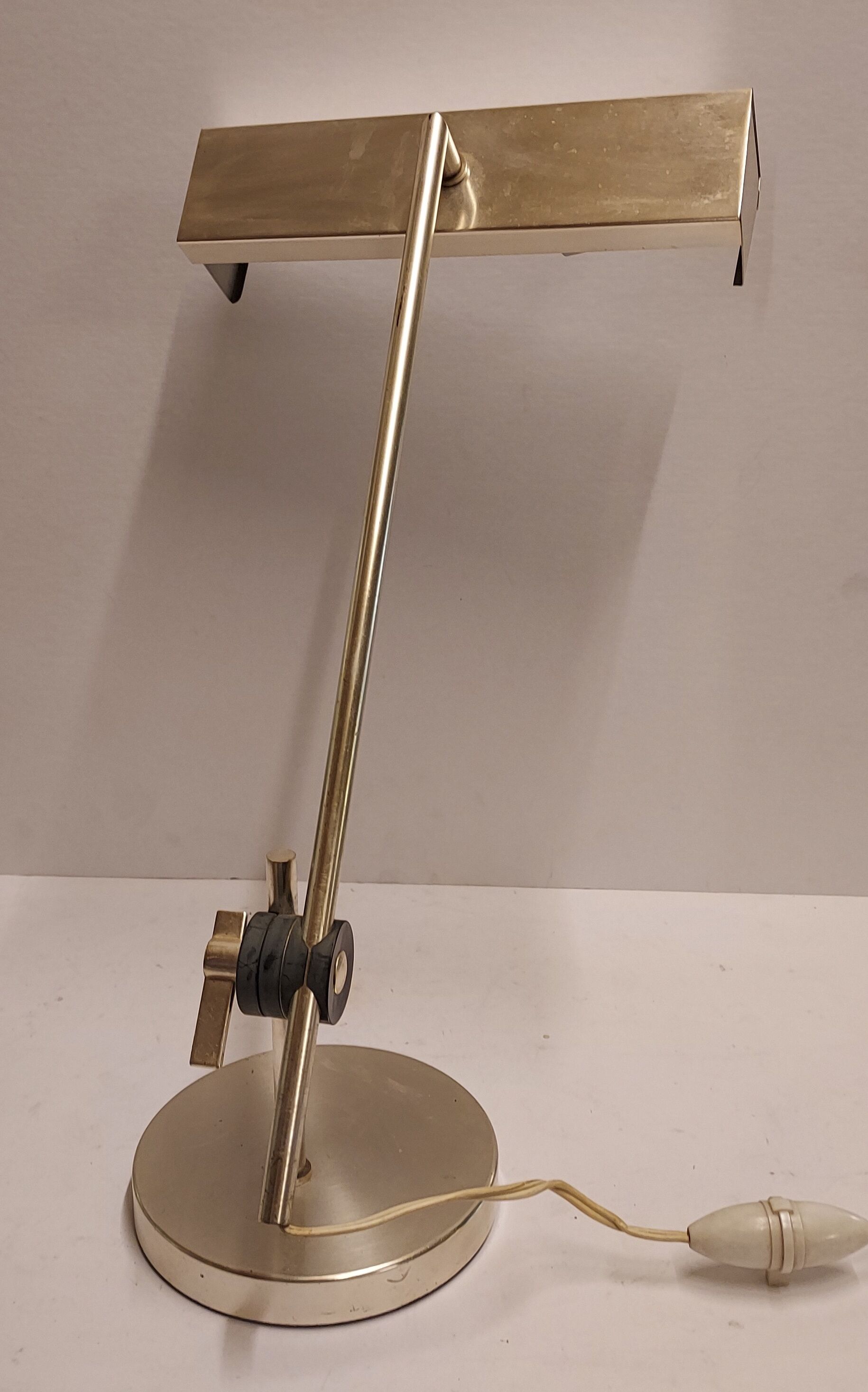 Desk light adjustable