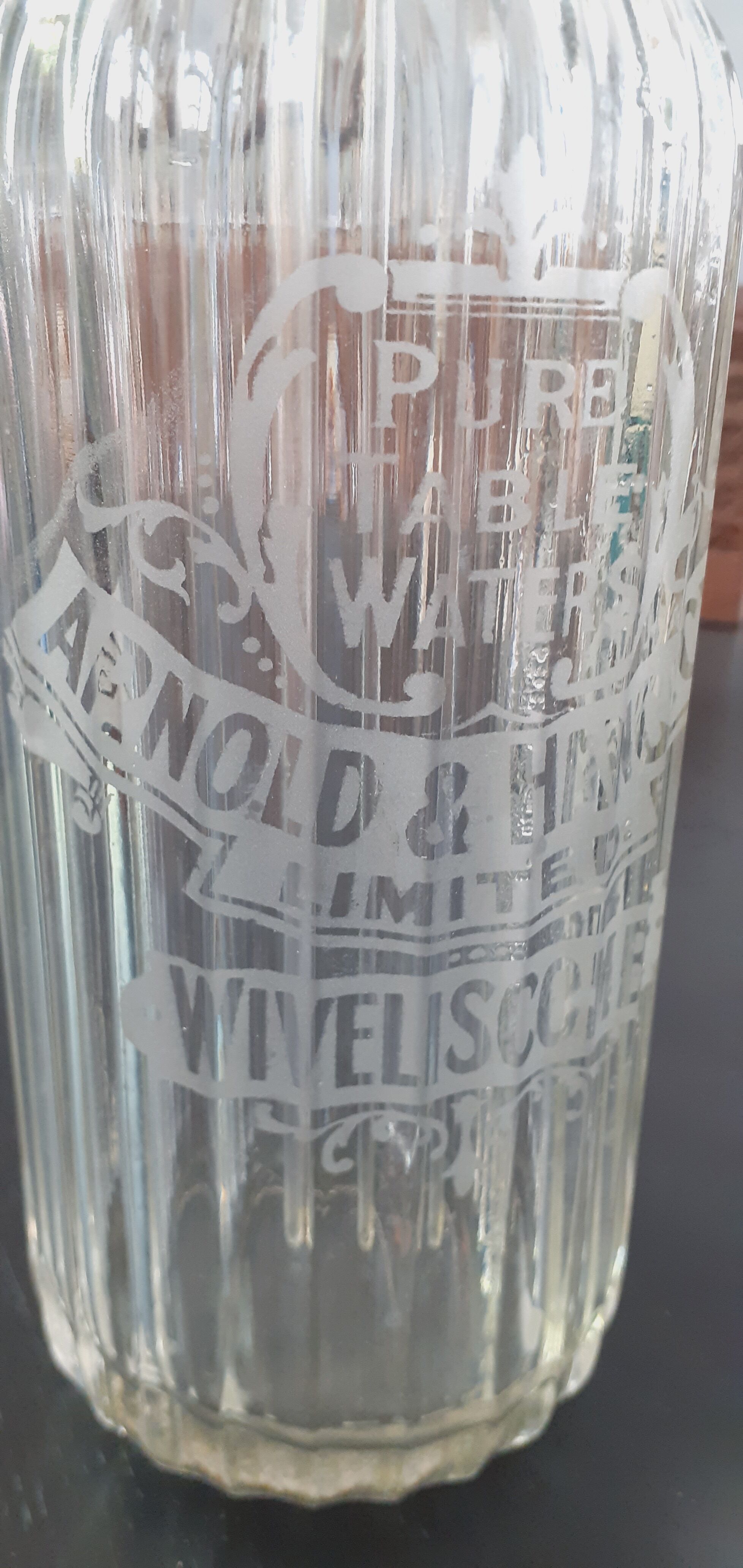 Syphon de bar anglais année 40 en verre moulé et bakélite