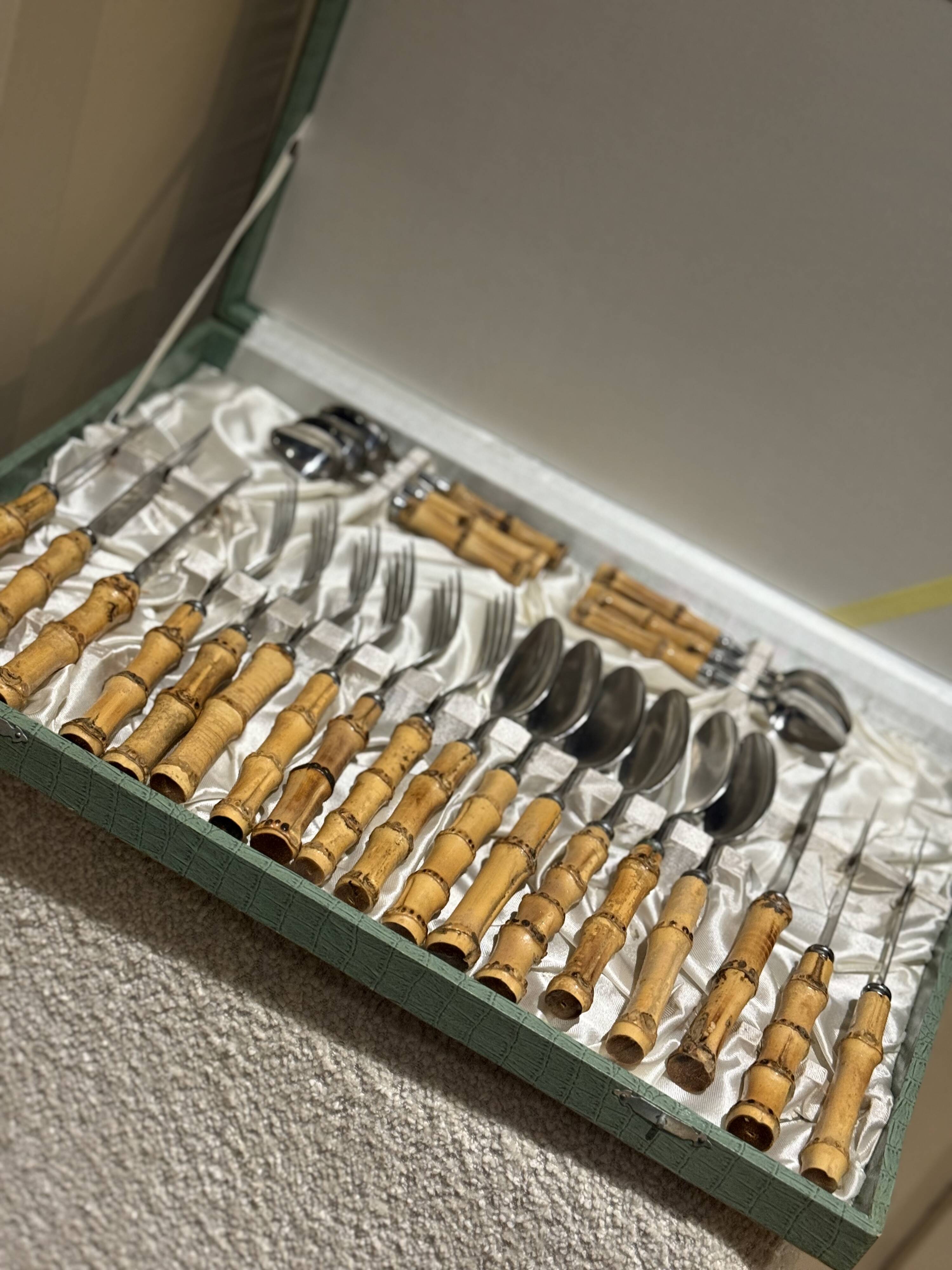 24-piece bamboo cutlery set