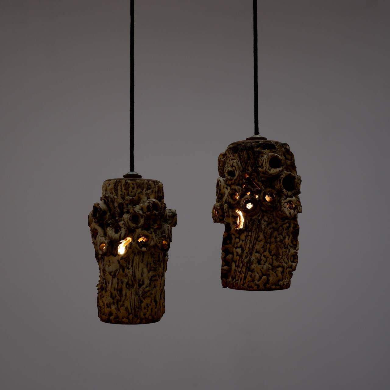 Lampes suspendues sculpturales en céramique par Bodil Marie Nielsen