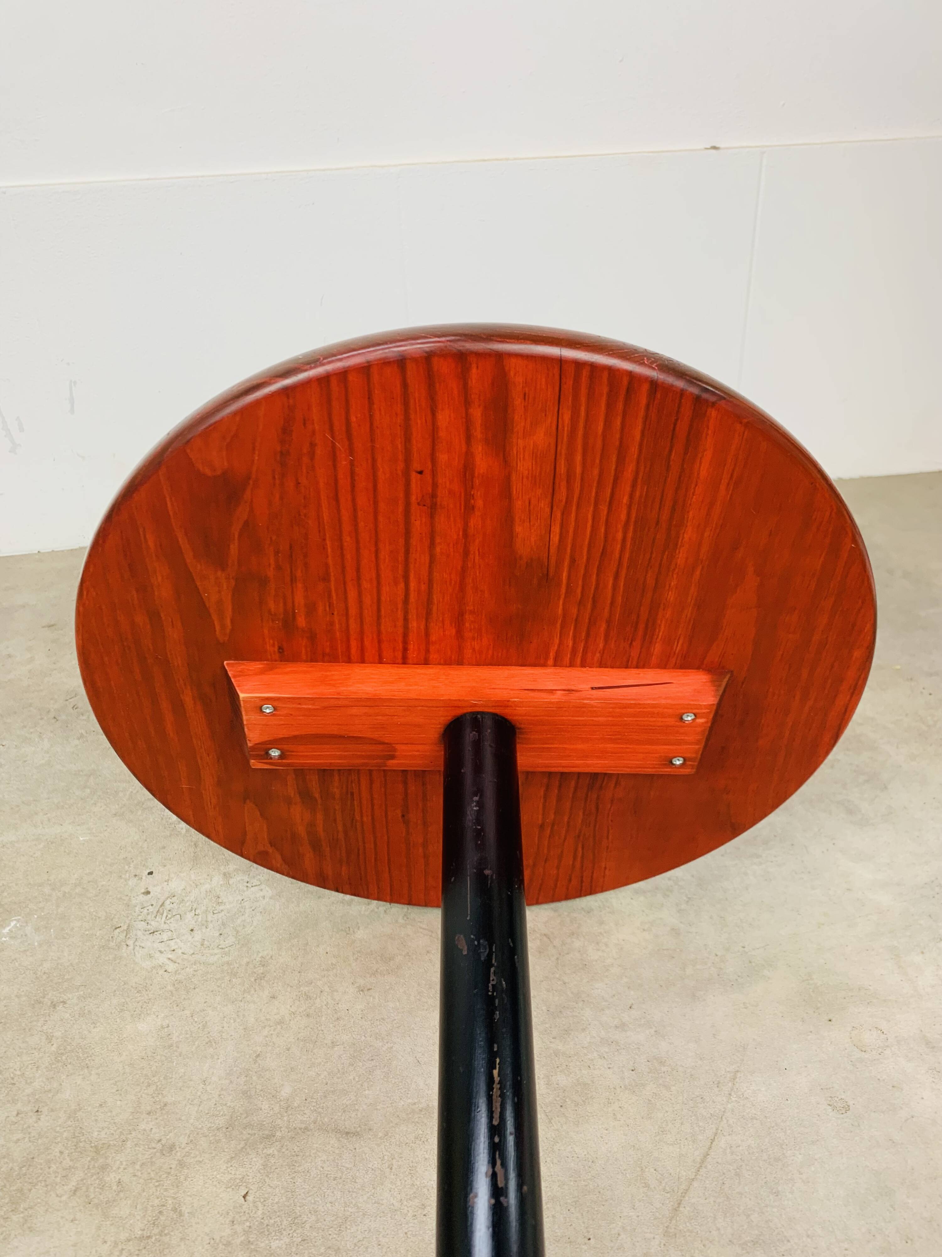 Table d'appoint tripode vintage en bois rouge et noir