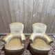 Paire de fauteuils style Anglais en velours jaune