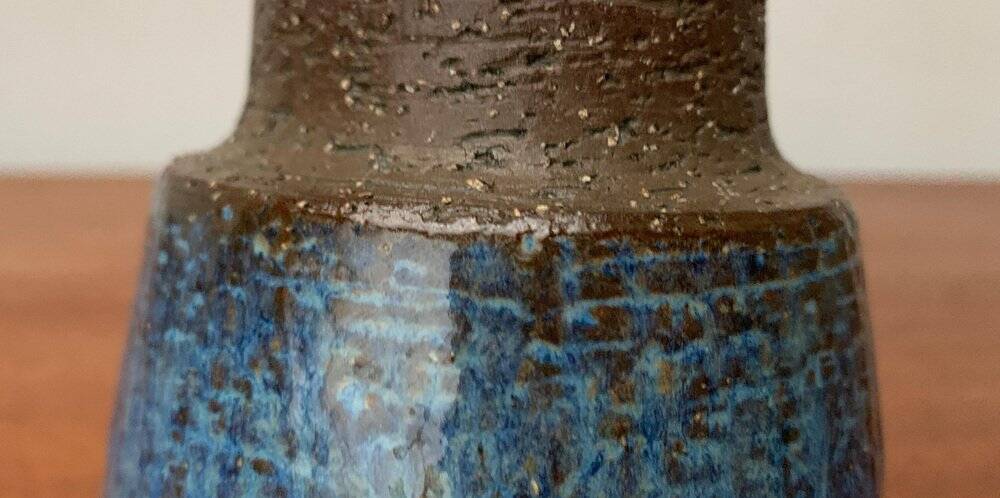 Minimalist studio pottery vase from mid-century Danish artist Michael Andersen, Bornholm, 1960s.