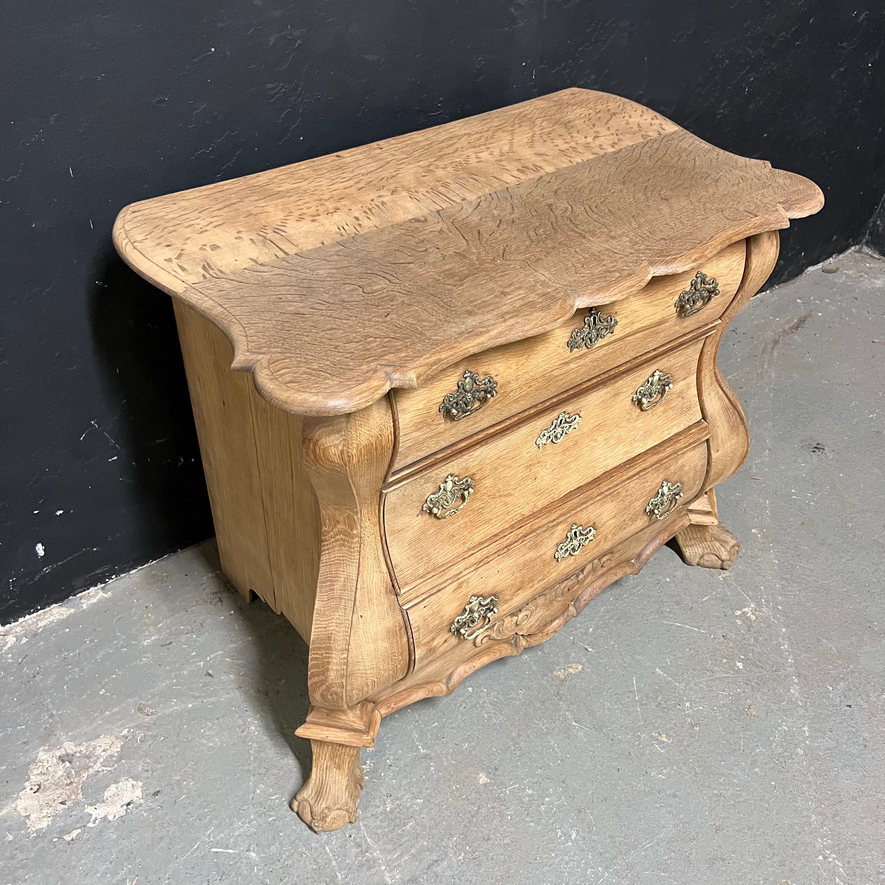 Dutch chest of drawers XIX th in raw oak