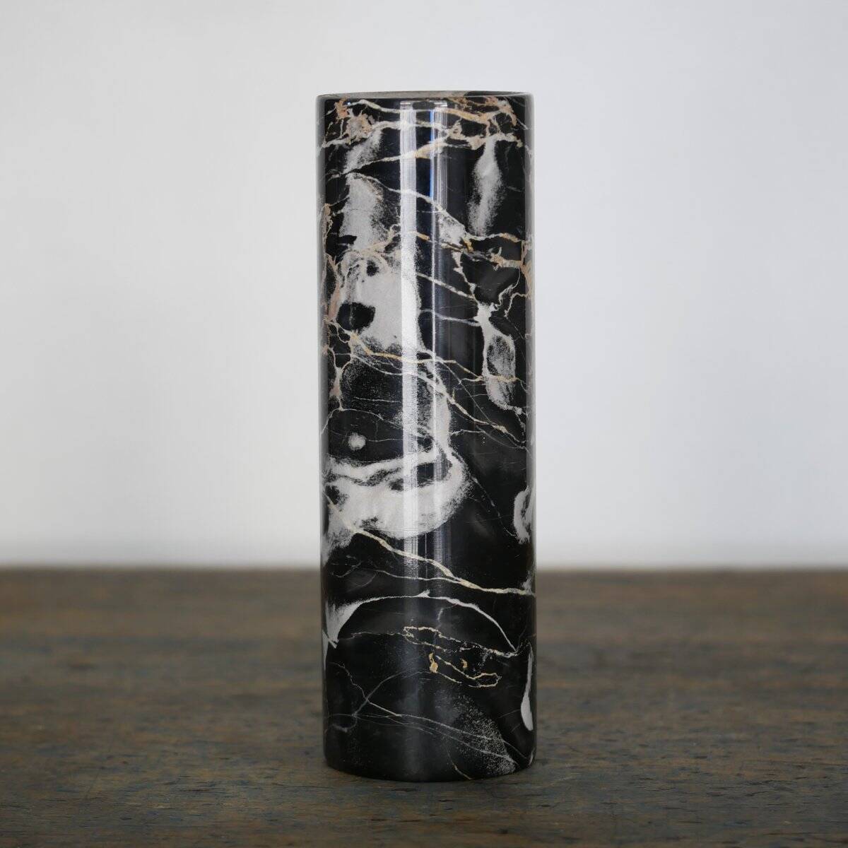 Vase en marbre Portoro noir et doré par Angelo Mangiarotti pour Skipper, années 70.