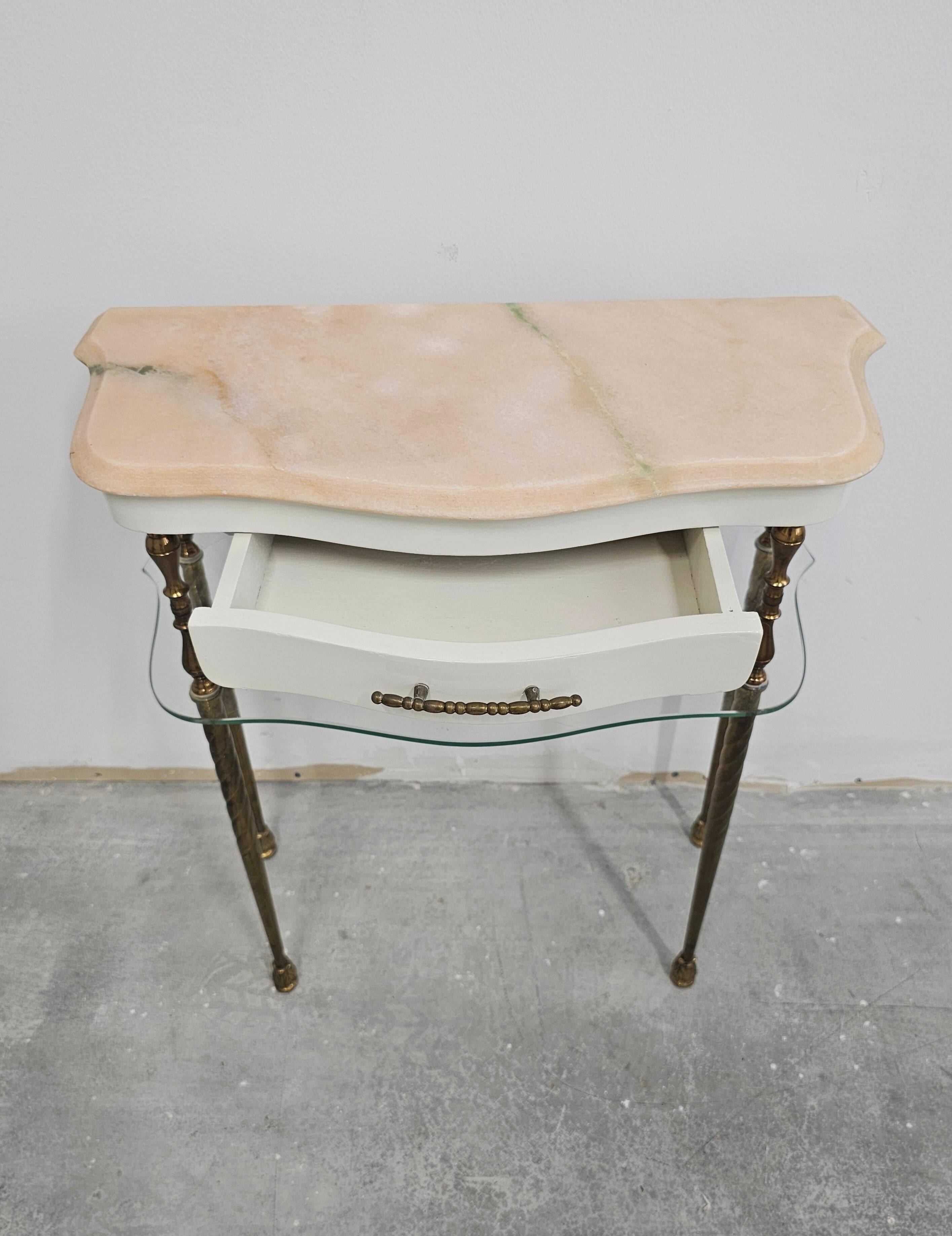 Paire de tables de chevet Hollywood Regency en bronze avec dessus en marbre