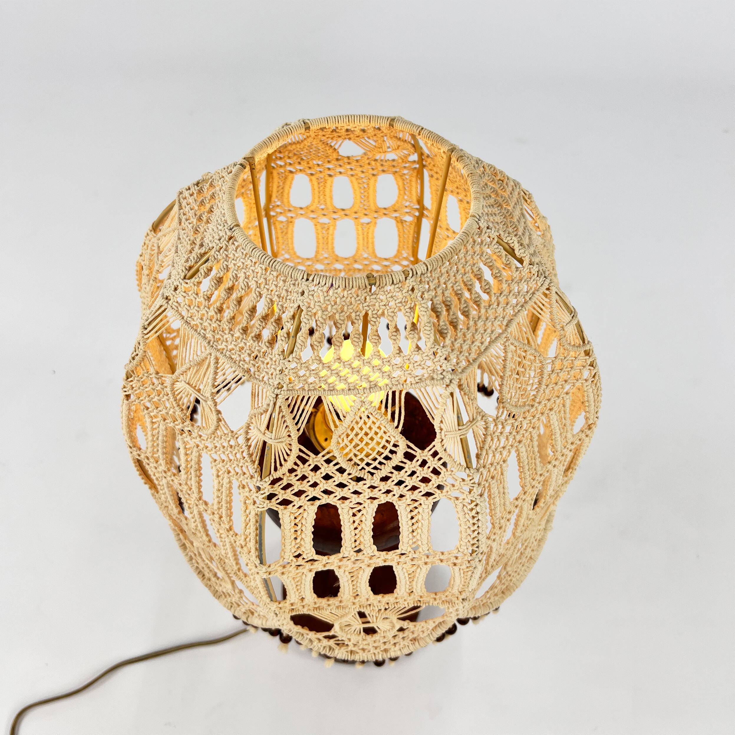 Lampe de table avec base en chêne et abat-jour en macramé, années 1960