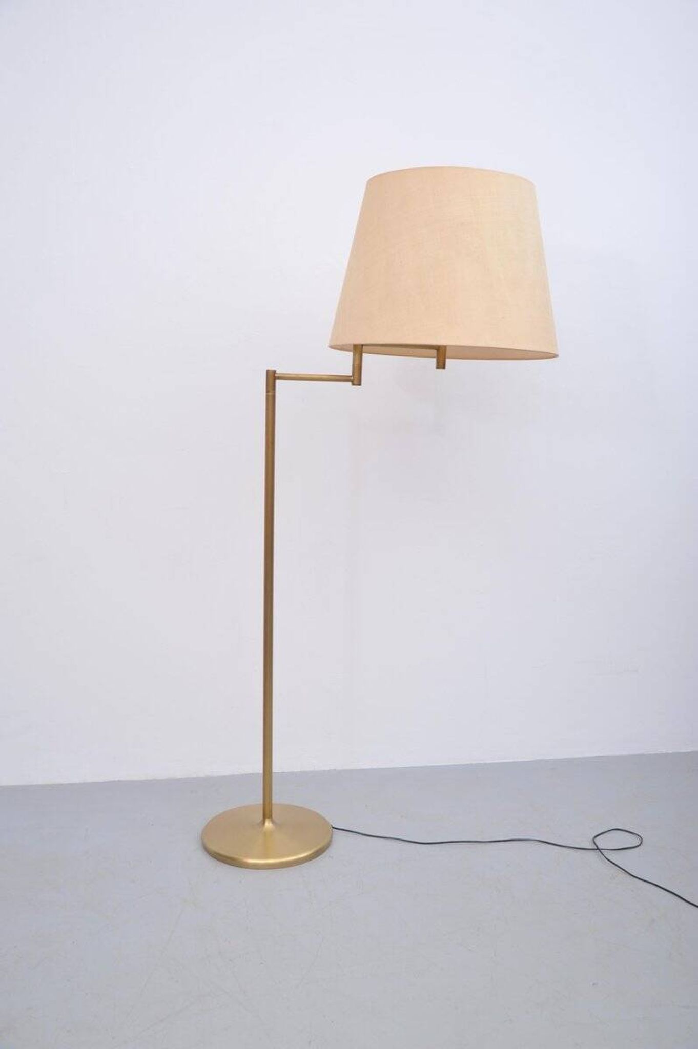 Lampe de sol en laiton vintage avec bras pivotant, années 1970